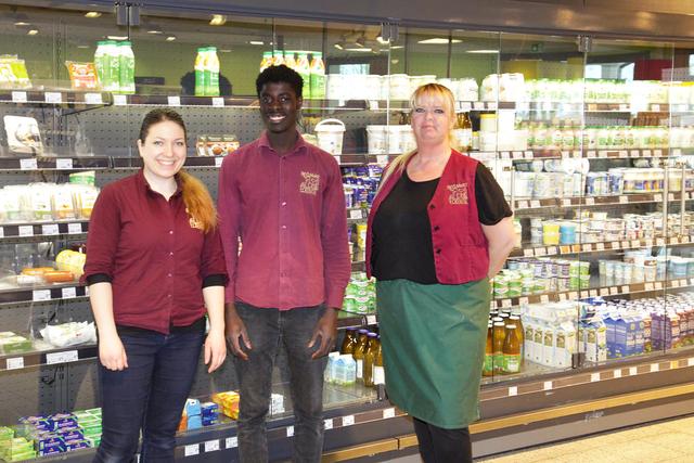 Ein Teil des Teams hält stellvertretend für alle kurz fürs Foto still: Im Bio-Markt Eckental ist der Nachschub an Bio-Lebensmitteln gesichert.