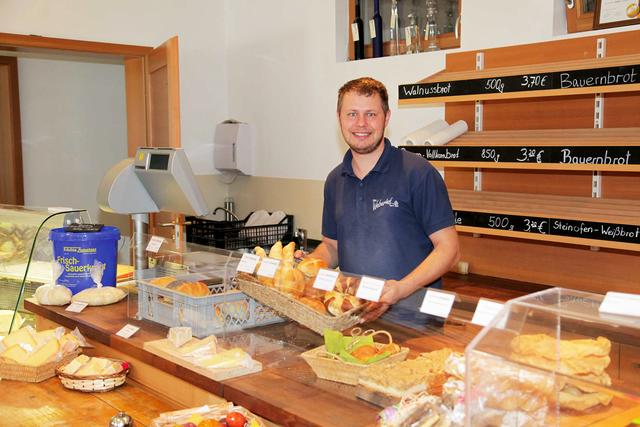 Andreas Weber im Hofladen mit hausgemachtem, frischem Gebäck aus dem Steinofen.