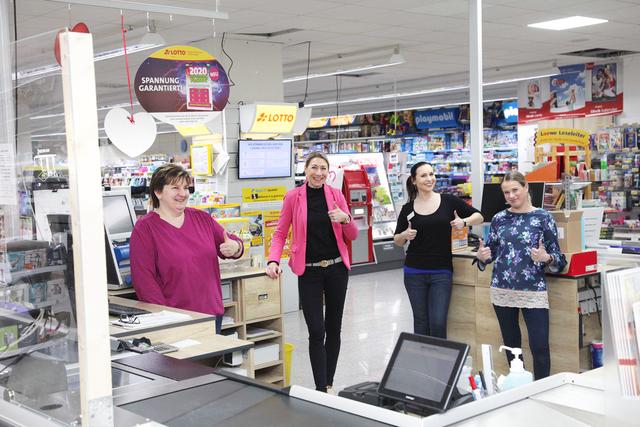 Kopf hoch, Daumen hoch und Ruhe bewahren: Kundenservice in der Parfümerie-Drogerie Endreß.