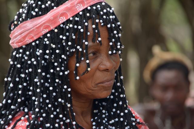 Afrikanerin mit traditionellem Haarschmuck
