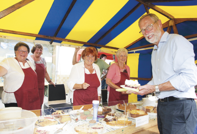 Bürgermeister Schalwig, der es sich hier am Kuchenbuffet schmecken ließ, kommt heuer noch nicht in den Genuss, das Straßenfest als "einfacher" Besucher zu genießen. Zwölf Jahre lang war er Gastgeber des Spektakels. | Foto: A. Unbehaun
