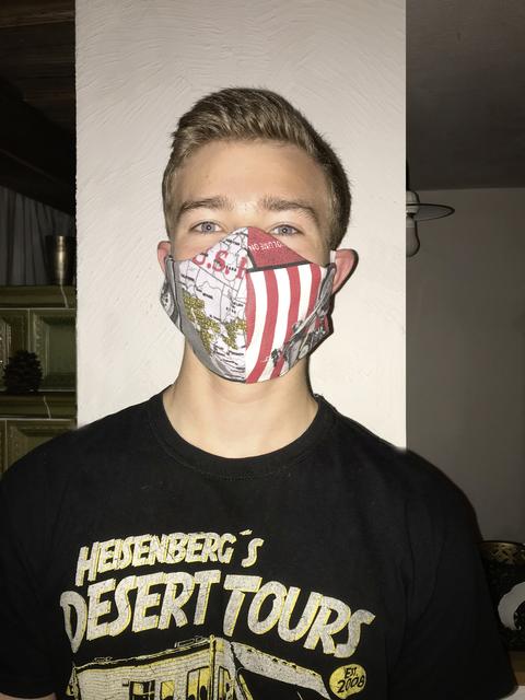 Die Maske steht zwar für eine Einschränkung – aber dieses handgefertigte Modell immerhin für die Freiheitsliebe im „Land der unbegrenzten Möglichkeiten“.