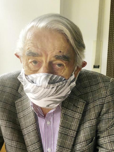 Auf Bitte des wochenblattes zeigt auch Dr. Christoph Maier seine ansprechende Maske.