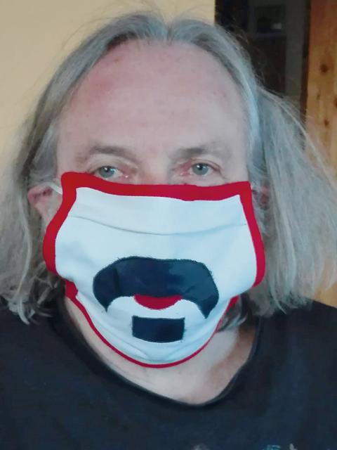 „Zappa lässt grüßen“ schreibt Barbara Lehner zum Foto mit dieser originellen Maske, die an den charakteristischen Bart des charismatischen Komponisten und Musikers erinnert.