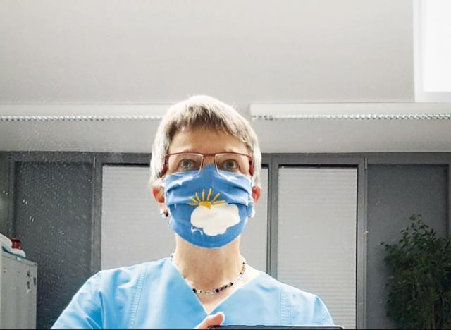 „Hinter den Wolken wartet die Sonne“: Ein schönes Motto, das der Mund-Nasen-Schutz von Dorothea Horlamus symbolisiert. Sie hat das Selfie bei der Arbeit in der Arztpraxis gemacht – vielen Dank! | Foto: D. Horlamus