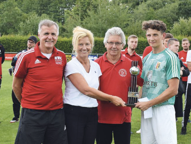 Der Pokal verbleibt nach 2017, 2018 und 2019 ein weiteres Jahr beim ASV Forth. Diesmal kampflos wegen der Absage des Eckentalpokals 2020. Hier übergibt Bürgermeisterin Ilse Dölle den Pokal an Fabian Scheib vom ASV Forth, flankiert von Markus Horlacher (li.) und Walter Brückl (2. v. re.) vom FC Eschenau.