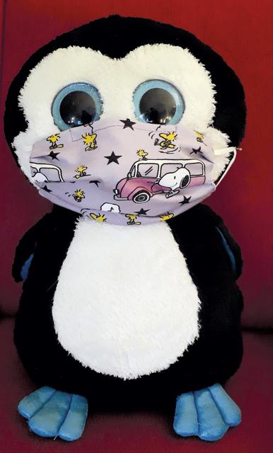 „Jetzt muss geschützt werden“: Die schöne Snoopy-Maske hat Margit Haselmann vor einer Woche genäht – fürs Foto schützt sie erstmal den Pinguin.