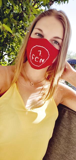 Diesen meisterhaften Mundschutz hat Jana Richter selbst gehäkelt und gestickt.