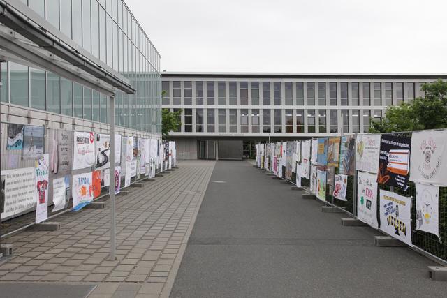 Auf dem Weg zur Prüfung passierten die Abiturienten aufmunternde Motive. | Foto: U. Rahner