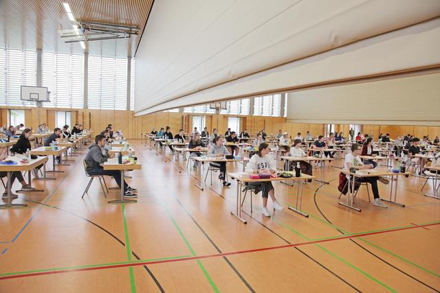 Fast wie aktuell im Biergarten: Den Prüflingen wurden ihre Sitzplätze und der Weg dorthin genau zugewiesen, an den Tischen konnten sie die Masken abnehmen. Nach Ausgabe der Aufgaben wurden die Trennwände wieder abgesenkt. | Foto: U. Rahner