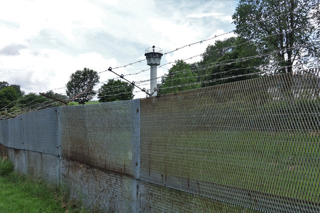 Mödlareuth, Museumsgelände: Metallgitterzaun mit Stacheldraht und Wachtturm  | Foto: M.Schi. 