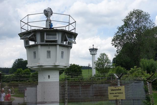 Mödlareuth, Museumsgelände: Wachttürme und Metallgitterzaun mit Stacheldraht | Foto: M.Schi.