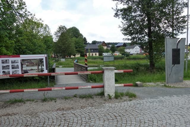 Mödlareuth, Museumsgelände: Schlagbaum und DDR-Grenzsäule zwischen Mödlareuth-Ost und -West mit Denkmal für den damaligen Bundeskanzler Helmut Kohl zum Dank für seine Verdienste um die Wiedervereinigung  | Foto: M.Schi. 