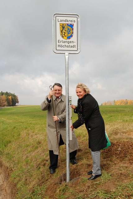 Gemeinsam mit der Heroldsberger Bürgermeisterin Melitta Schön stellt Eberhard Irlinger am 6. November 2007 eines der neuen Landkreisschilder auf.
 | Foto: wochenblatt