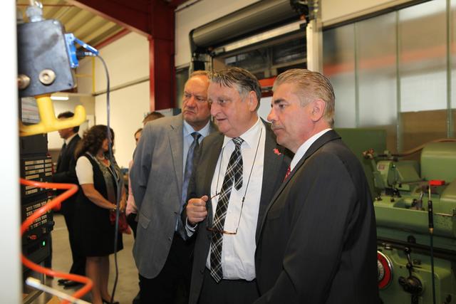 Interessiert lässt sich Eberhard Irlinger von Unternehmer Reinhard Bezold in Brand am 25. Juni 2013 neueste CNC-Technologie erläutern. Der damalige Bürgermeister Eckentals, Wilfried Glässer (links) sieht das ganze eher skeptisch. | Foto: wochenblatt