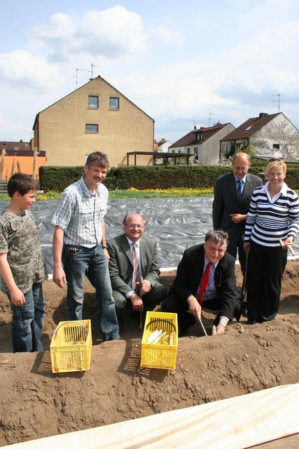 Der erste Spargel des Jahres 2010, gestochen von Landrat Irlinger persönlich am 30. April. | Foto: wochenblatt