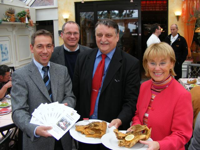 Am 5. Dezember 2007: Landrat Eberhard Irlinger bei der Präsentation der neuen Karpfenbroschüre, gemeinsam mit dem damaligen Wirtschaftsreferent und heutigen Landrat, Alexander Tritthart (links). Irlinger vertilgte Karpfen wie kaum jemand, daher nennt man ihn auch den "roten Kormoran". | Foto: wochenblatt