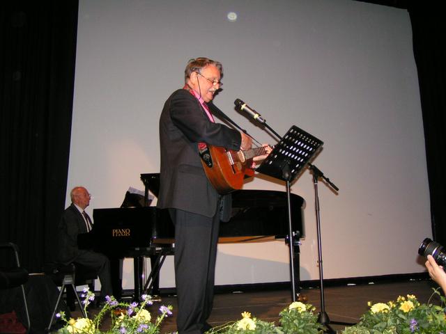 Ein sehr typisches Bild von und mit Eberhard Irlinger: mit der Gitarre singend am 13. Februar 2012 bei der Landkreisrevue ERH. | Foto: wochenblatt