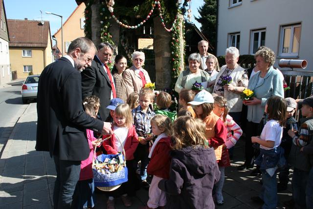 Besuch eines Heroldsberger Osterbrunnens am 25. März 2010. Bestimmt gab Eberhard Irlinger bei der Gelegenheit auch ein musikalisches Stückchen zum Besten. | Foto: wochenblatt
