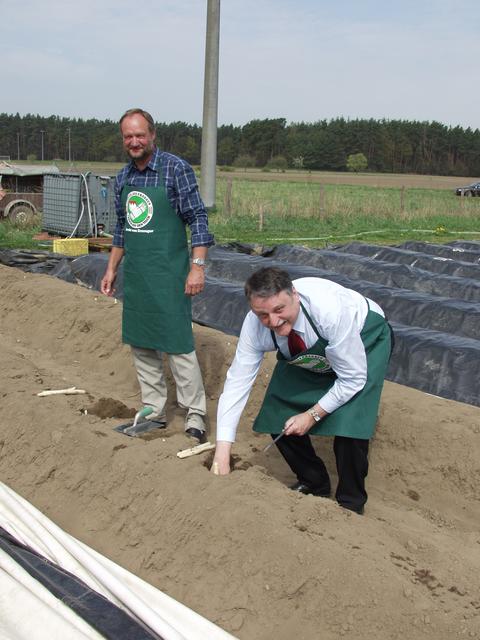 Am 26. April 2003 stach Landrat Eberhard Irlinger eigenhändig einen der ersten Spargel in Eckental. Mit dabei der damalige Eckentaler Bürgermeister Wilfried Glässer. | Foto: wochenblatt