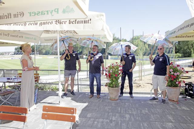 Schirmherrin Ilse Dölle bedachte Stefan Prütting, Harald Braungardt, Roland Elm und Roland Meier (Uwe Haas kam später dazu) mit Markt-Eckental-Regenschirmen, die in diesem Falle als Sonnenschirme dienten. | Foto: U. Rahner