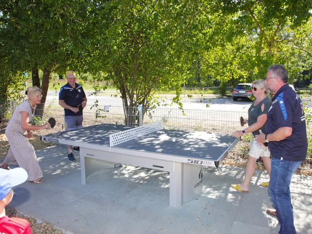 Bürgermeisterin Ilse Dölle (links) stellte bei einem Tischtennismatch ihre sportlichen Fähigkeiten unter Beweis. Im Team mit Stefan Prütting punktete sie gegen Petra Steinbach und Harald Braungardt (rechts). | Foto: U. Rahner
