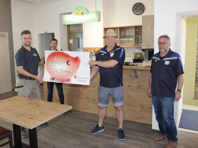 Schreiner Snopek zeichnet für die geschmackvolle Inneneinrichtung verantwortlich und überreichte eine Spende in Höhe von 4000 Euro an den TSV Brand. | Foto: U. Rahner