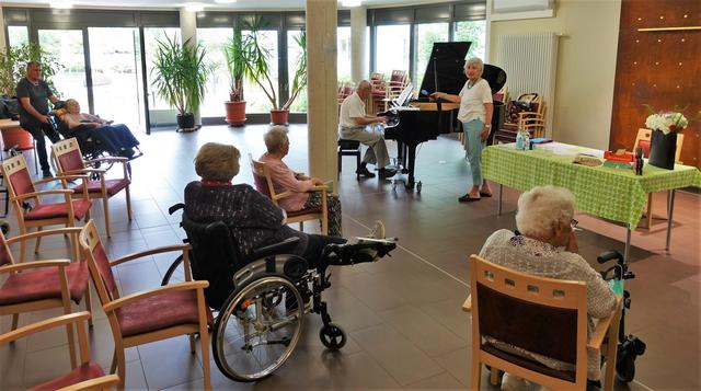 Kommt, hört, singt und macht mit: Annegret Schildknecht, Lesung, Heinrich Auerswald, Flügel,  einige Bewohner sowie begleitender Sohn, während der Livestream-Veranstaltung im großen Saal | Foto: M.Schi.