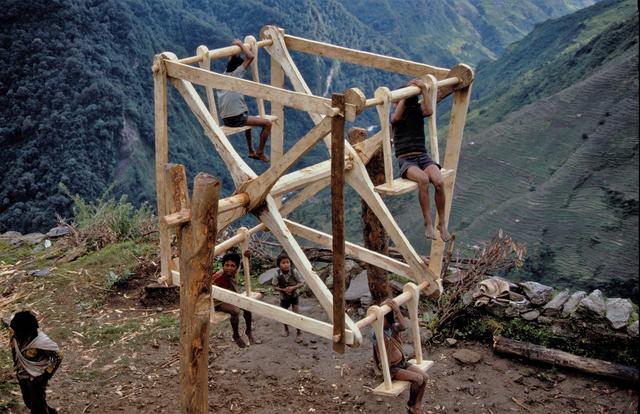 Nepal: Kinder in der ganzen Welt lieben es zu schaukeln, hier in einer Art Riesenrad in einem Bergdorf im Himalaya | Foto: M.Schi. 
