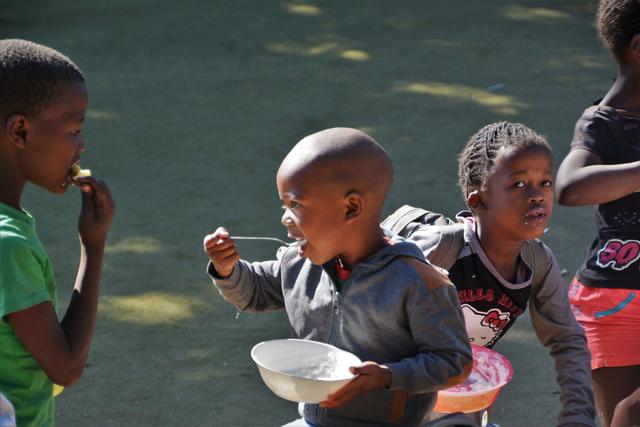 Südfrika, Johannesburg, Stadtteil Soweto: Kinder während der Nachmittagsbetreuung auf dem Schulhof nach der Essensausgabe durch eine gemeinnützige Organisation, die sich auch durch Spenden aus Deutschland finanziert | Foto: M.Schi. 