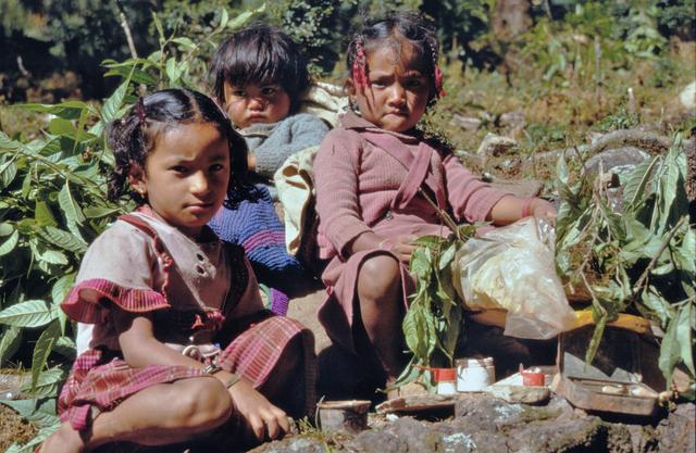 Nepal: Begegnung in einem Bergdorf im Himalaya mit Kindern und ihrer Puppenstube | Foto: M.Schi. 