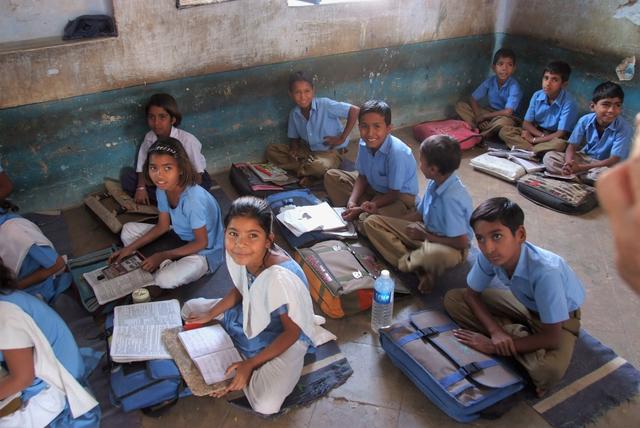 Indien: Kinder in Schuluniform, mit vielen Büchern und Heften | Foto: M.Schi. 