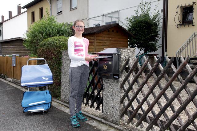 wochenblatt-HERO Leonie beim Zustellen der druckfrischen Ausgabe.