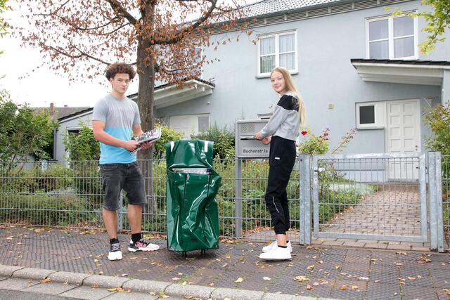 Einsteigerin Melodie wird vom erfahrenen Kilian sorgfältig eingewiesen – mit Abstand und daher ohne Mund-Nasen-Schutz.