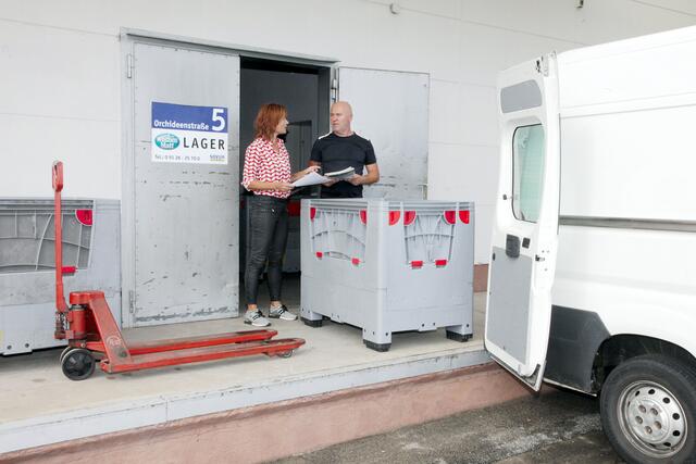 Michael Wazata lädt bei der Expedition für mehrere Touren 16.500 Hefte in den Transporter und bringt sie zu den mehr als 60 wochenblatt-HEROes – in genauer Abstimmung mit Manuela Beckmann, die sich im Verlag um die Verteilung und vieles mehr kümmert.