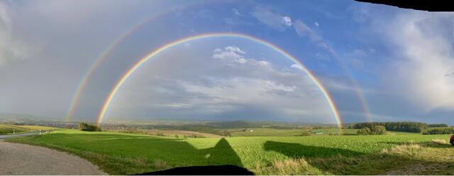 Der Blick von Kleingeschaidt über Eckental mit doppeltem Regenbogen. | Foto: Sabine Landgraf