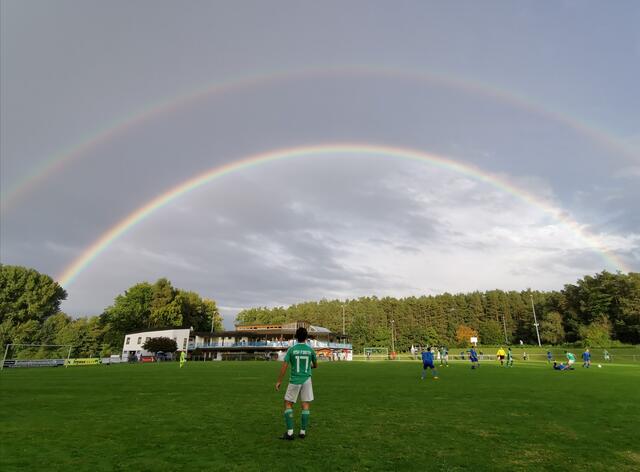Der ASV Forth spielt unter dem Regenbogen. | Foto: Andreas Tröger