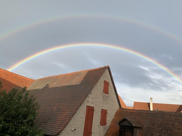 Der Regenbogen über dem Stodl von Familie Weidinger in Eschenau. | Foto: Britta Weidinger