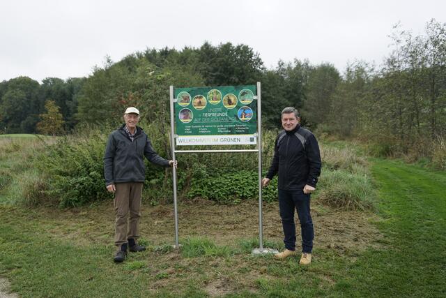Wilfried Schwarz (links) und Erwin Gietl präsentieren die neuen Tafeln.  | Foto: J. Müller