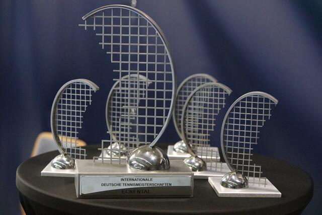 Der Eckentaler Metallkünstler Stefan Vogel entwarf und fertigte die attraktiven Pokale, die hier auf die Sieger des Doppel-Finales warten. | Foto: A. Unbehaun