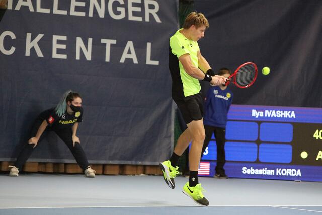 Im Halbfinale stemmte sich Ilya Ivashka gegen einen Niederlage. Am Ende behielt Sebastian Corda aber die Oberhand und zog ins Finale am Sonntag ein. | Foto: A. Unbehaun