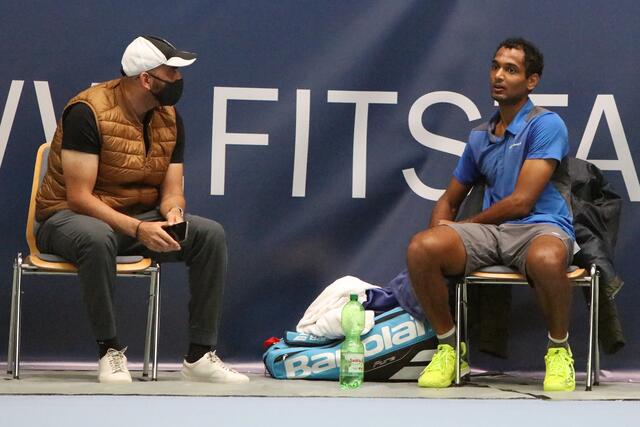 Ein Journalist aus Indien (rechts) folgte seinem Landsmann Ramanathan in Eckental auf Schritt und Tritt und berichtete in der Heimat über den derzeit drittbesten Tennisspieler des bevölkerungsreichsten Landes der Erde. | Foto: A. Unbehaun