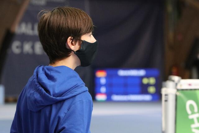 Typisch 2020: ein Ballkind mit Maske. | Foto: A. Unbehaun