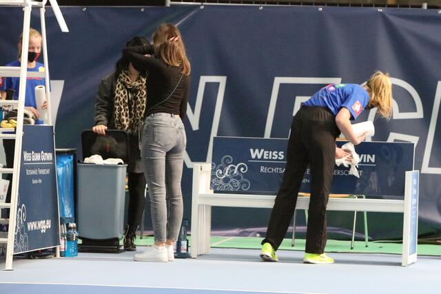 Ein Bild, an das man sich gewöhnen musste: zwischen Jedem Match desinfizierten Helfer die Spieler-Bänke. | Foto: A. Unbehaun