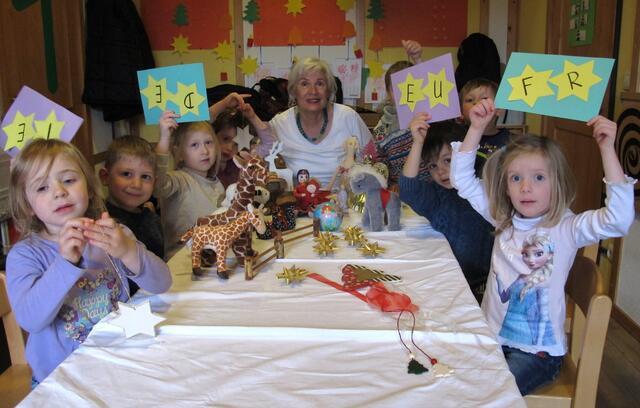Adventsvorlesestunde im evangelischen Kindergarten Eckenhaid mit Kuscheltier-Krippe | Foto: M.Schi.