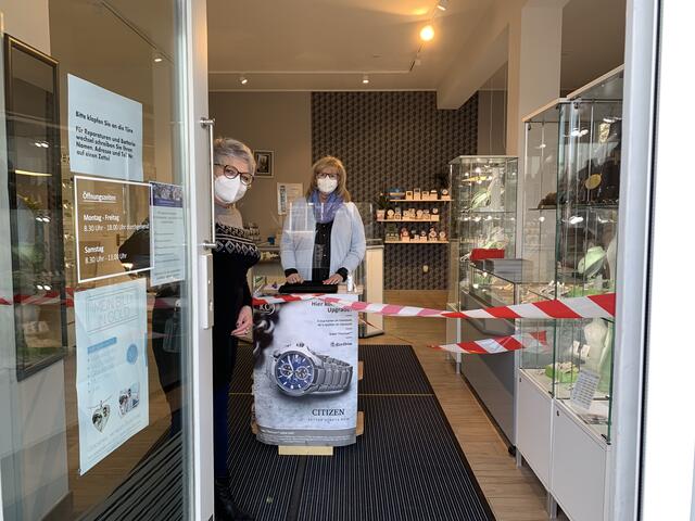 Montags, mittwochs und freitags, jeweils von 10 bis 15 Uhr, können Kunden bei Hanna Pflaum (hier im Bild mit Mitarbeiterin Monika Nützel, v.r.) den Abholservice im eigens dafür angepassten Eingangsbereich nutzen.