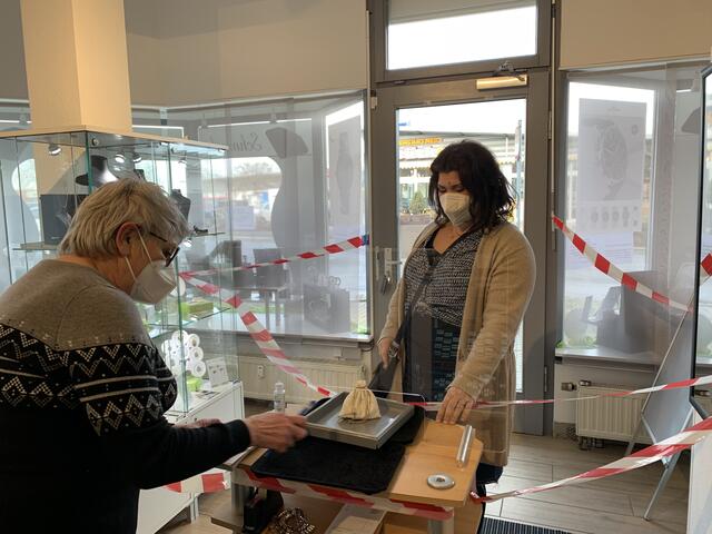 Kundin Eylem Steffen-Krott unterstützt gerne den stationären Einzelhandel – hier bei Hanna Pflaums „Schmuck im Zentrum“.