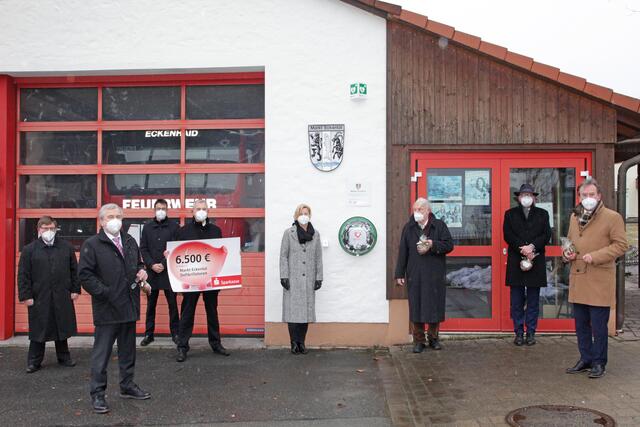 Offizielle Einweihung am Eckenhaider Feuerwehrhaus (von links): Herbert Sommerer (Sparkasse Eschenau), Rainer Lang (Vorstand der Vereinigten Raiffeisenbanken), Roland Elm (Sparkasse Brand), Michael Werner (Sparkasse Eckenhaid), Bürgermeisterin Ilse Dölle, Ingo Gerstenhauer (Seniorenbeirat Eckental), Johannes von Hebel (Vorstandsvorsitzender der Sparkasse Erlangen Höchstadt Herzogenaurach) und Dr. Ewald Maier (Vorstandsvorsitzender der Sparkasse Forchheim).