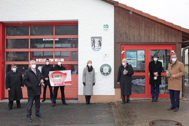 Offizielle Einweihung am Eckenhaider Feuerwehrhaus (von links): Herbert Sommerer (Sparkasse Eschenau), Rainer Lang (Vorstand der Vereinigten  Raiffeisenbanken), Roland Elm (Sparkasse Brand), Michael Werner (Sparkasse Eckenhaid), Bürgermeisterin Ilse Dölle, Ingo Gerstenhauer (Seniorenbeirat Eckental), Johannes von Hebel (Vorstandsvorsitzender der Sparkasse Erlangen Höchstadt Herzogenaurach) und Dr. Ewald Maier (Vorstandsvorsitzender der Sparkasse Forchheim). | Foto: U. Rahner