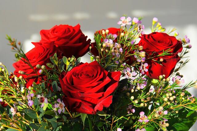 Blumenfachgeschäfte können am Valentinstag vier Stunden lang frische (vorbestellte) Ware abgeben.